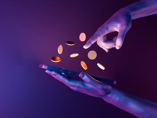 Illustration zweier Hände mit Smartphone und Münzen.