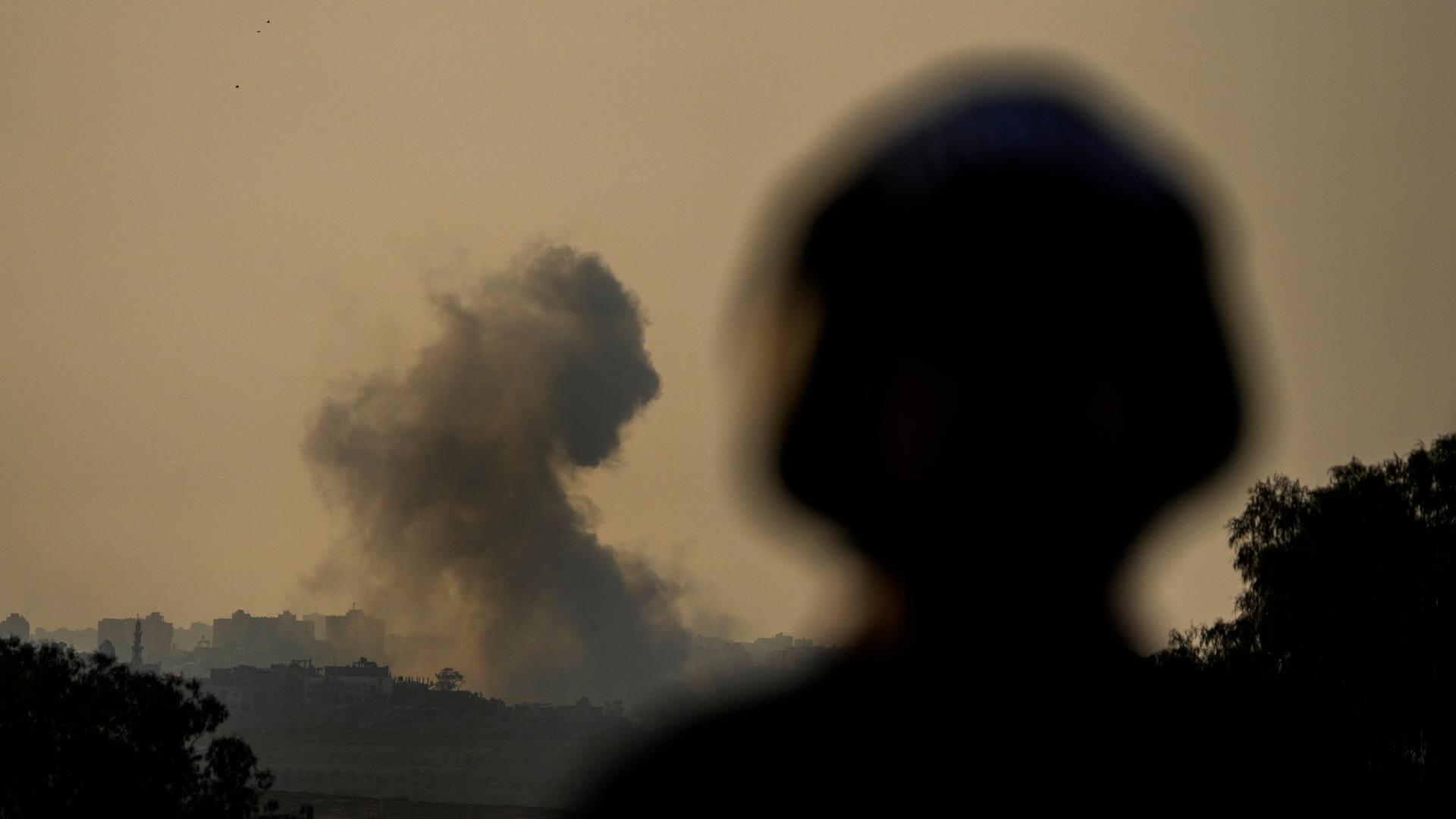 Rauch steigt über einem Gebiet im Gazastreifen auf.