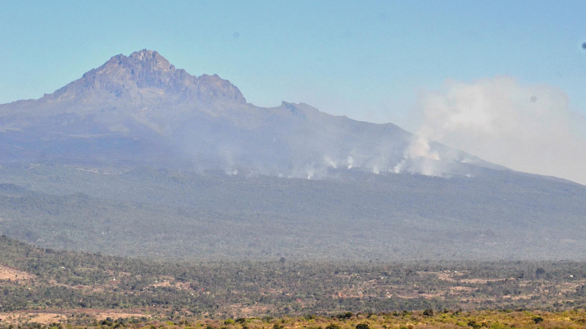 Weithin sichtbar sind die Rauchwolken eines Feuers auf dem Kilimandscharo Weithin sichtbar sind die Rauchwolken eines Feuers auf dem Kilimandscharo