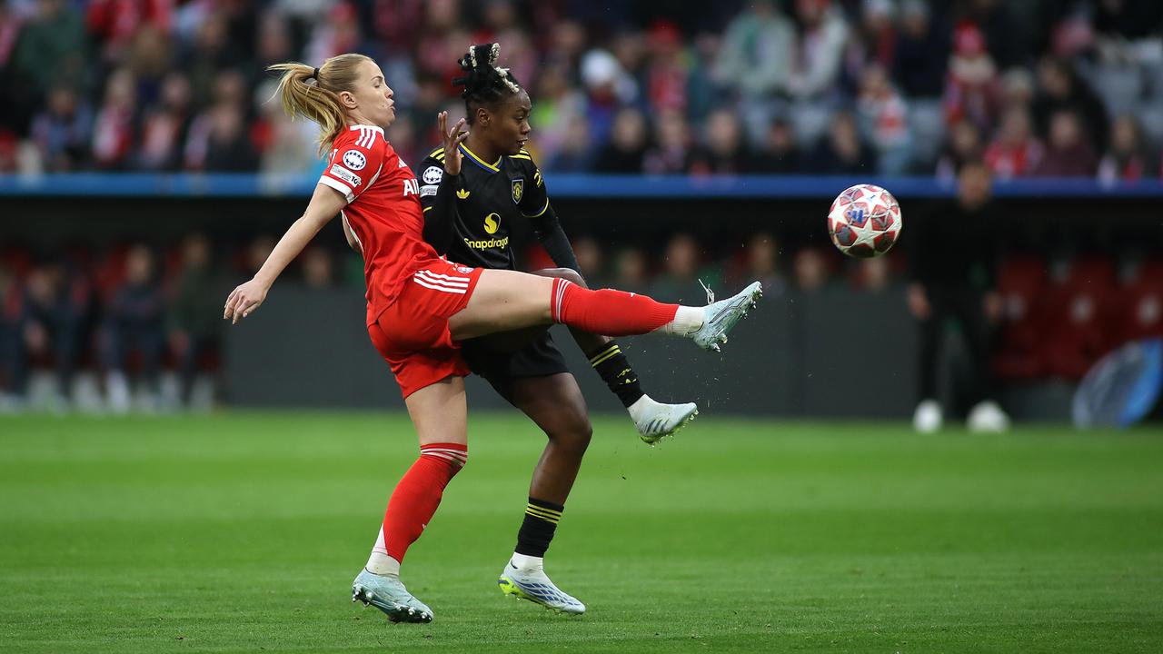 Glodis Perla Viggosdottir (FC Bayern München) (li.) mit Melvine Malard (Manchester United) (re.) im Zweikampf um den Ball