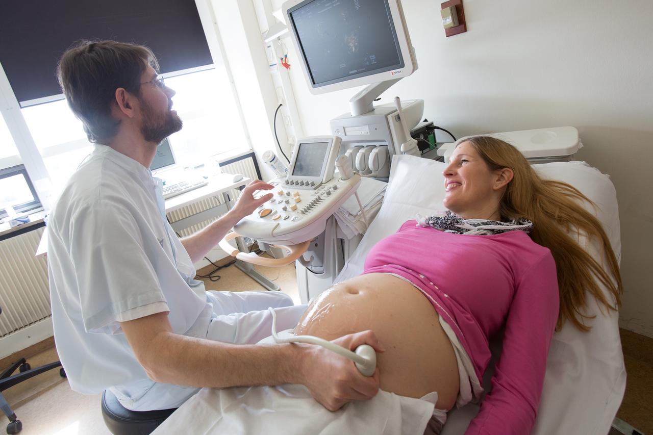 Eine 3D-Ultraschall-Untersuchung bei einer schwangeren Frau im Perinatalzentrum der Asklepios Klinik Altona in Hamburg