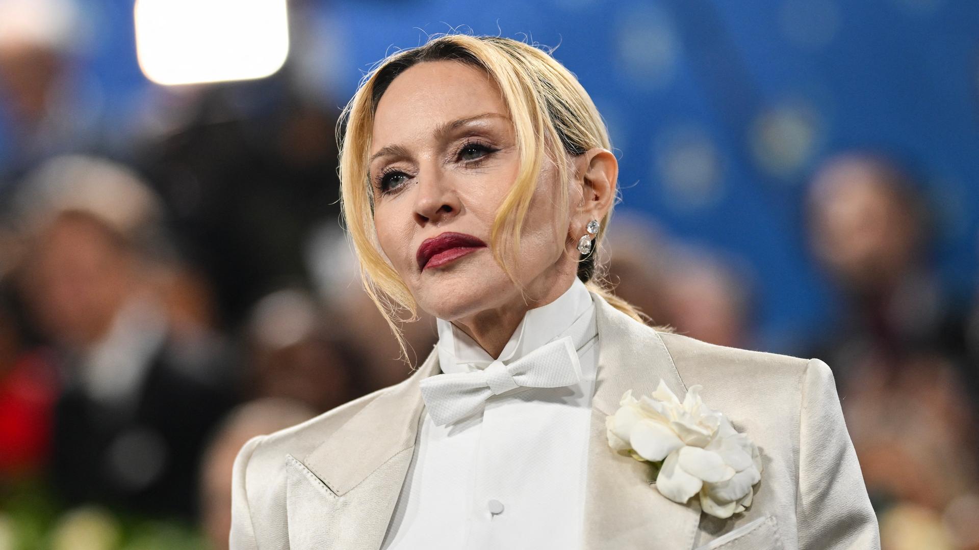 Die Popsängerin Madonna in einem weißen Hosenanzug