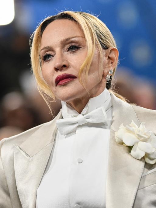 Die Popsängerin Madonna in einem weißen Hosenanzug Die Popsängerin Madonna in einem weißen Hosenanzug