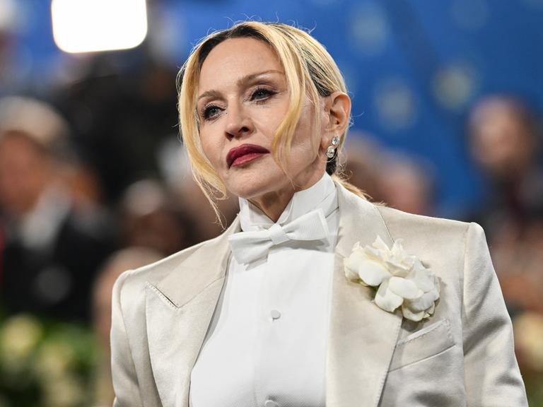 Die Popsängerin Madonna in einem weißen Hosenanzug Die Popsängerin Madonna in einem weißen Hosenanzug