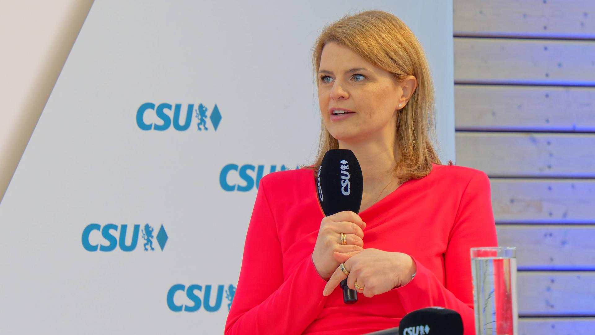 Die Bundestagsabgeordnete Katrin Staffler spricht in Dachau bei der Kundgebung der CSU.