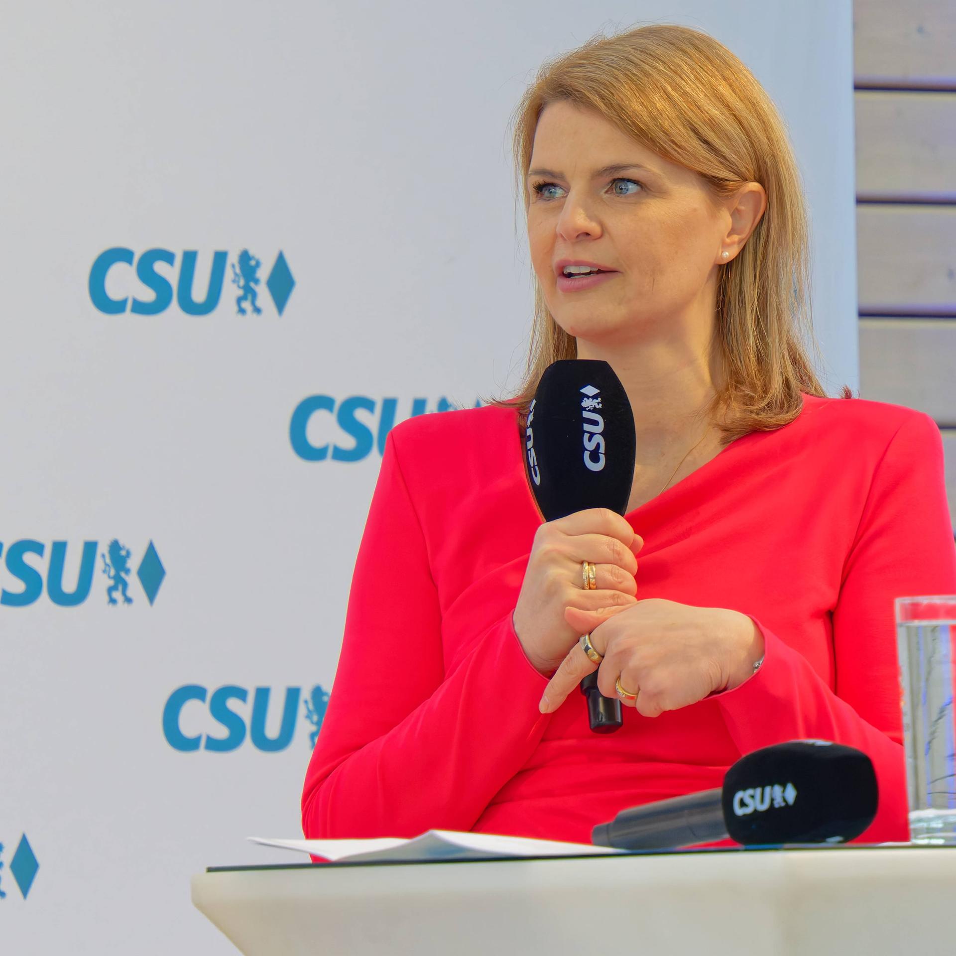 Die Bundestagsabgeordnete Katrin Staffler spricht in Dachau bei der Kundgebung der CSU.