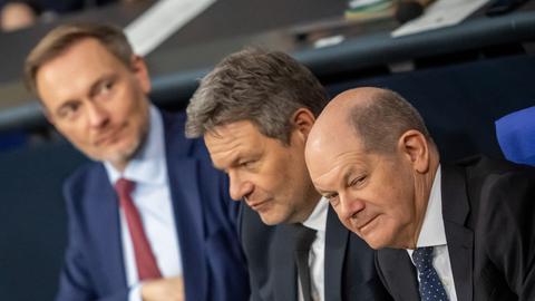 Christian Lindner (FDP), Bundesminister der Finanzen, Robert Habeck (Bündnis 90/Die Grünen), Bundesminister für Wirtschaft und Klimaschutz, und Bundeskanzler Olaf Scholz (SPD) sitzen nebeneinander.