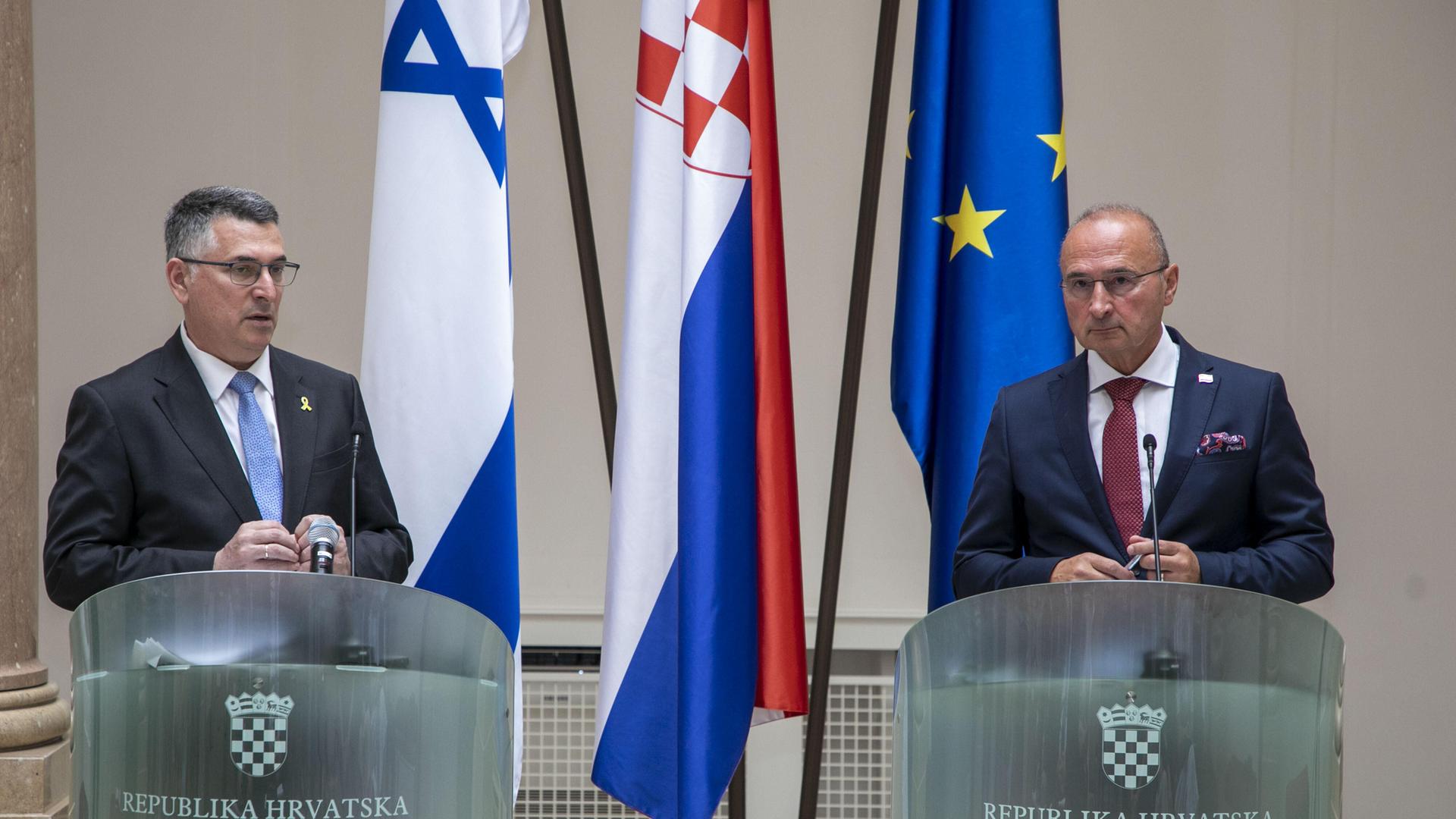 Der israelische Außenminister Gideon Saar (links) und der kroatische Außenminister Gordan Grlic Radman (rechts) sprechen auf einer Pressekonferenz nach ihrem Treffen in der kroatischen Hauptstadt Zagreb.