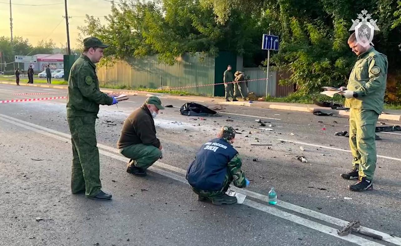 Auf einem vom russischen Untersuchungsausschuss veröffentlichten Handout-Foto arbeiten Ermittler am Ort der Explosion eines von Daria Dugina gefahrenen Autos außerhalb von Moskau. 