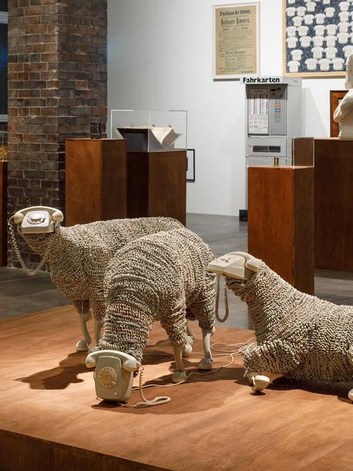 Eine Kunstinstallation von Jean-Luc Cornec im Zollamt des Museums für Moderne Kunst Frankfurt. Die Installation zeigt Schafe, die aus spiralförmigen Telefonkabeln und Telefonen bestehen.
