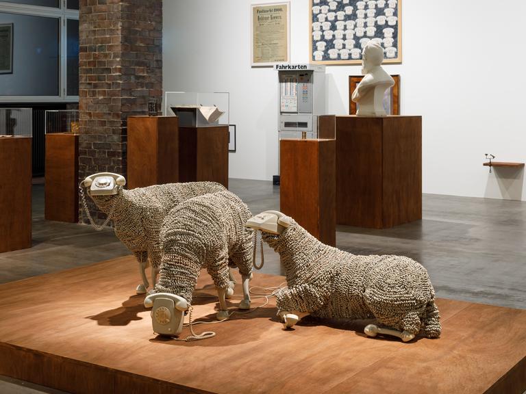 Eine Kunstinstallation von Jean-Luc Cornec im Zollamt des Museums für Moderne Kunst Frankfurt. Die Installation zeigt Schafe, die aus spiralförmigen Telefonkabeln und Telefonen bestehen.