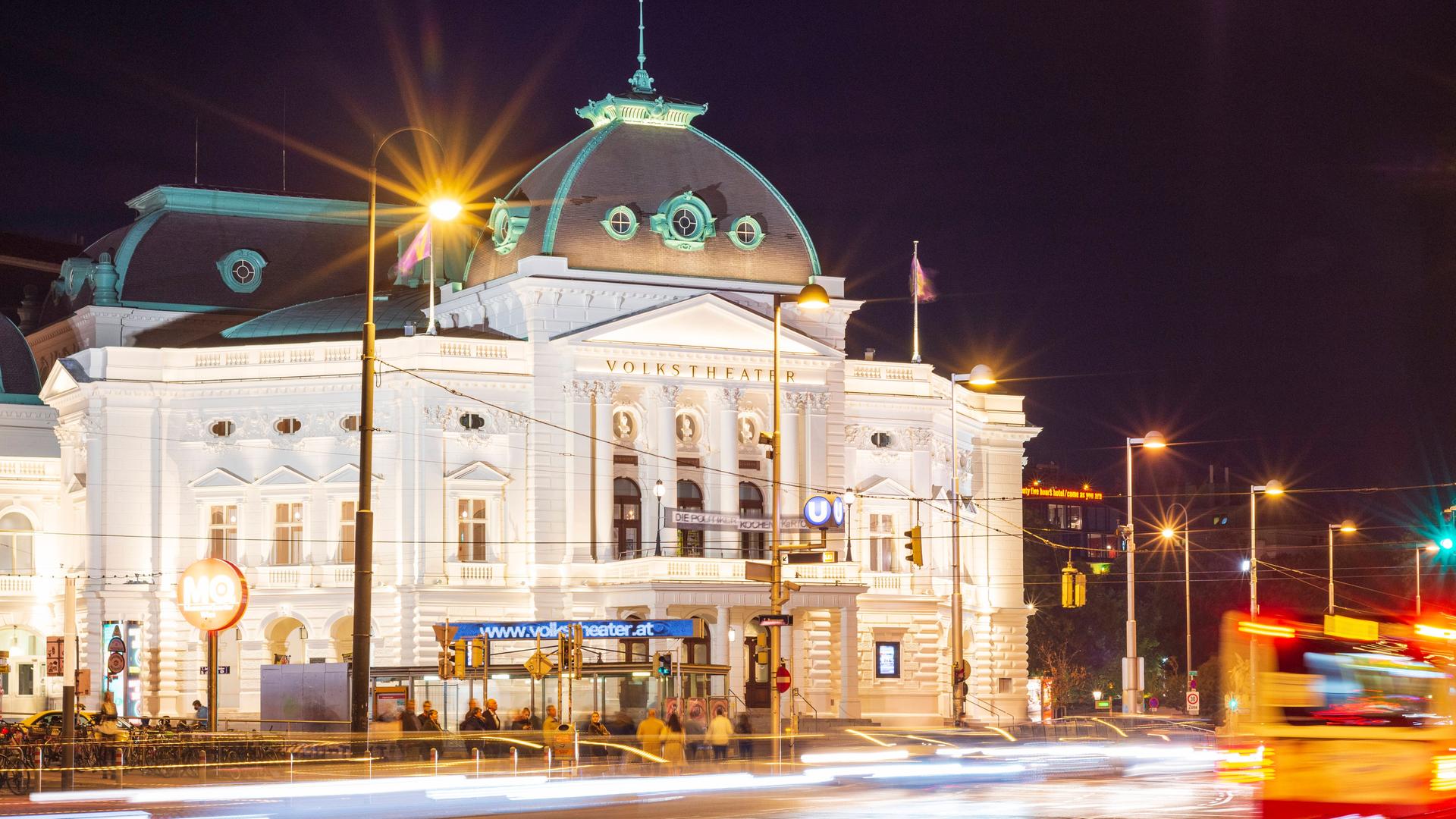 Nachtansicht des Volkstheaters Wien, ein Prunkbau im Stil des 19. Jahrhunderts Nachtansicht des Volkstheaters Wien, ein Prunkbau im Stil des 19. Jahrhunderts