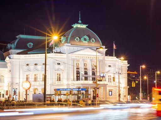 Nachtansicht des Volkstheaters Wien, ein Prunkbau im Stil des 19. Jahrhunderts