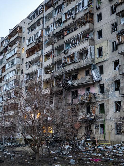 Kiew: Blick auf ein nach einem Raketenangriff beschädigtes Wohnhaus. 
