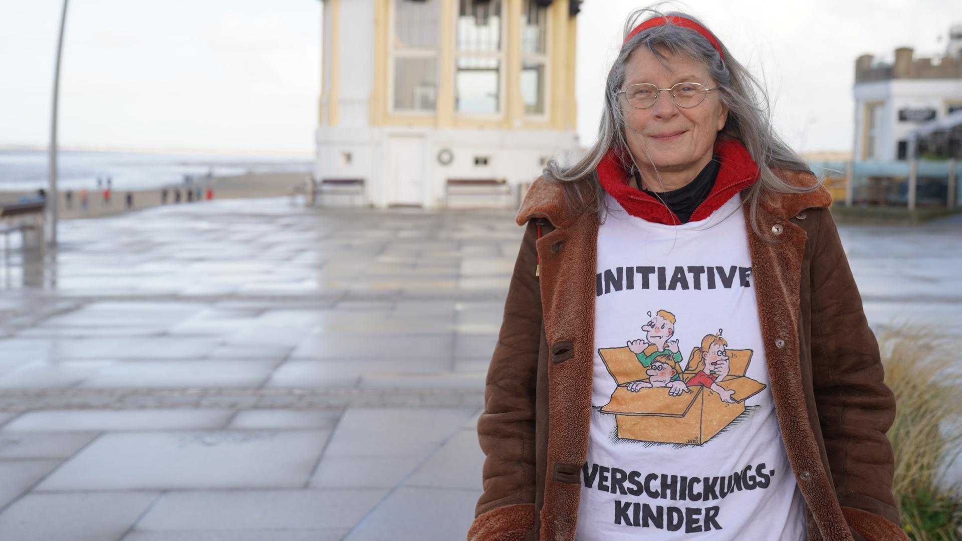 Anja Röhl trägt ein T-Shirt mit der Aufschrift "Initiative Verschickungskinder".