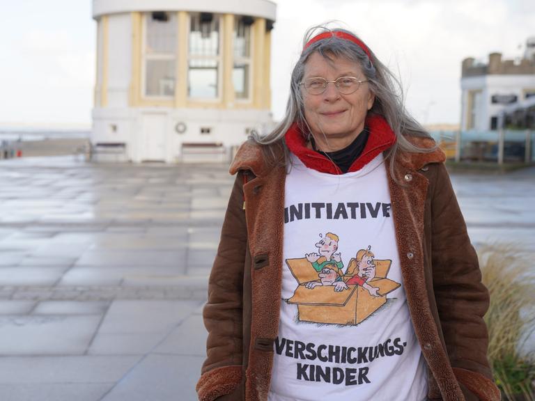 Anja Röhl trägt ein T-Shirt mit der Aufschrift "Initiative Verschickungskinder".