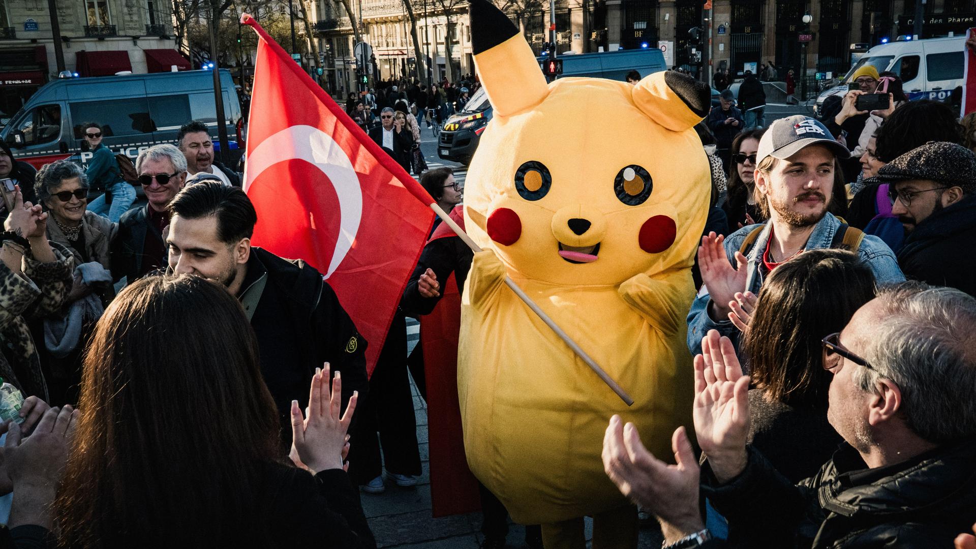 Ein Pikchau-Figur bei den Protesten in der Türkei