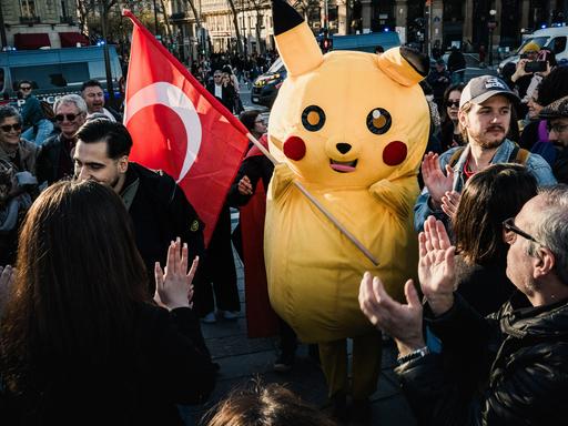 Ein Pikchau-Figur bei den Protesten in der Türkei