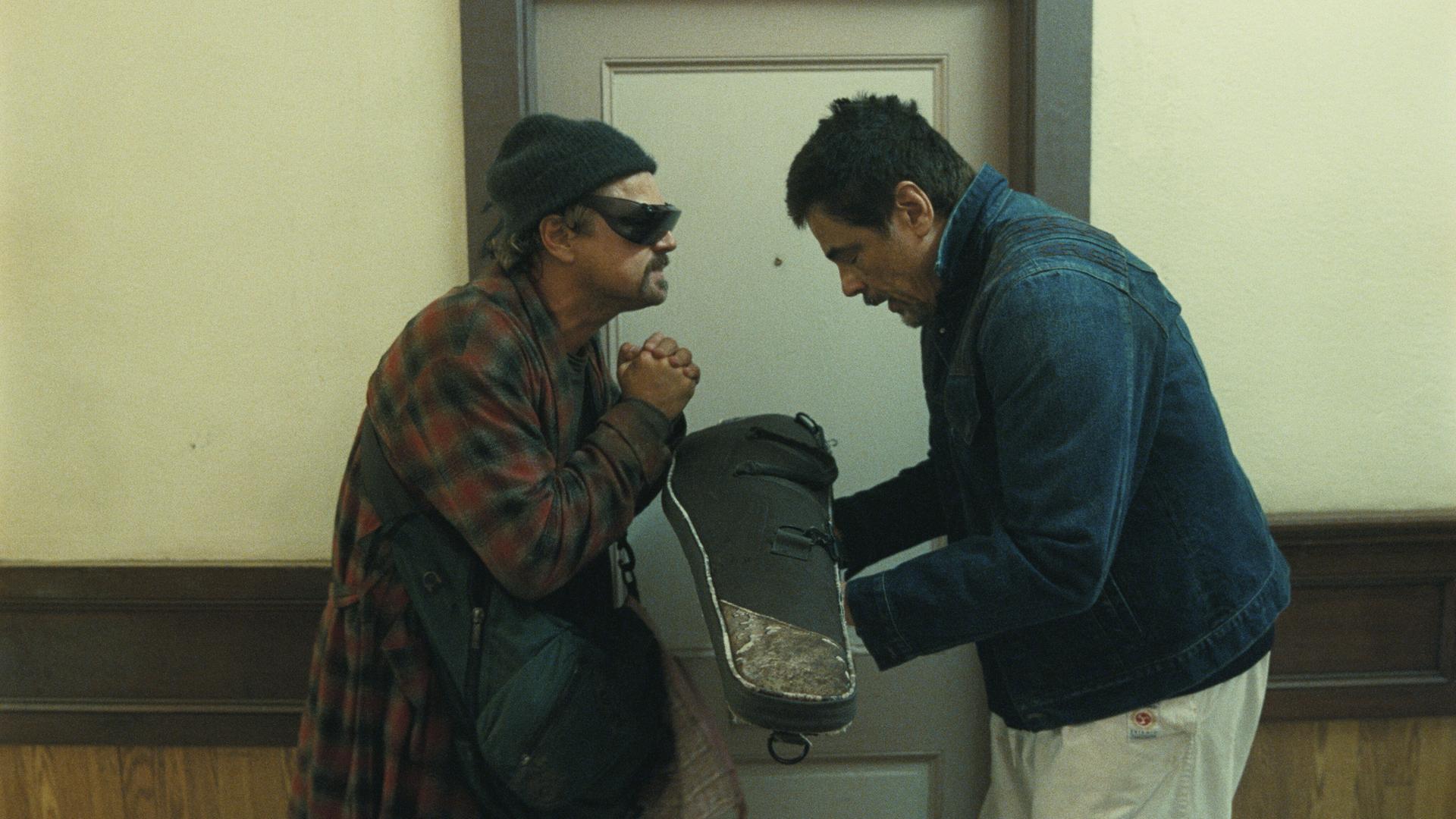 Leonardo DiCaprio als Bob Fergusonas und Benicio Del Toro als Sensai Sergio in einer Szene von "One battle after another"