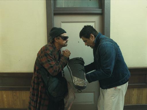 Leonardo DiCaprio als Bob Fergusonas und Benicio Del Toro als Sensai Sergio in einer Szene von "One battle after another"