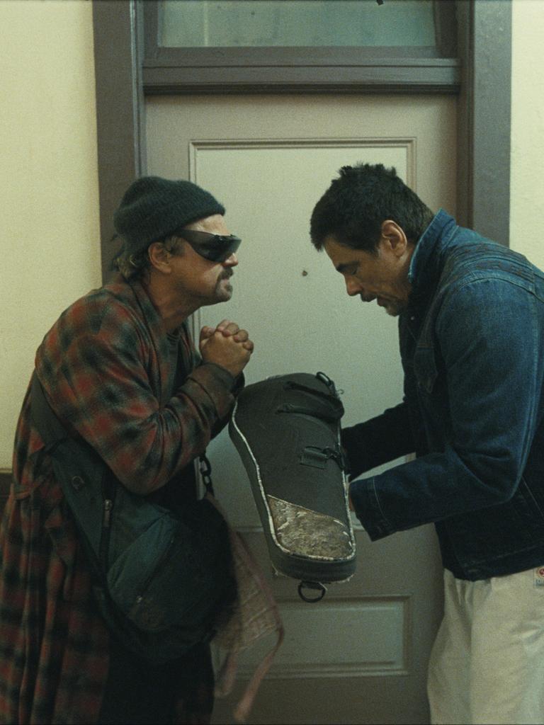 Leonardo DiCaprio als Bob Fergusonas und Benicio Del Toro als Sensai Sergio in einer Szene von "One battle after another"