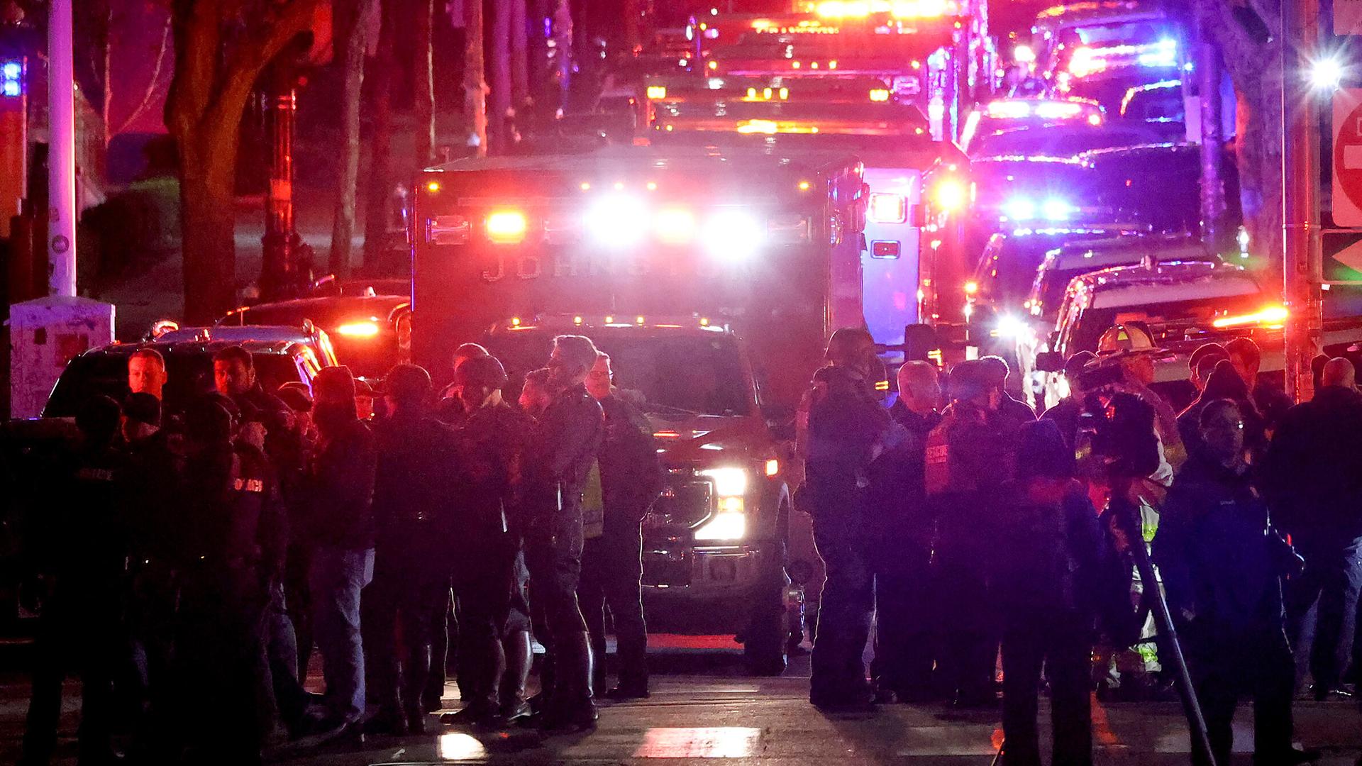 Polizei und Rettungskräfte an der Brown University im US-Bundesstaat Rhode Island. Polizei und Rettungskräfte an der Brown University im US-Bundesstaat Rhode Island.