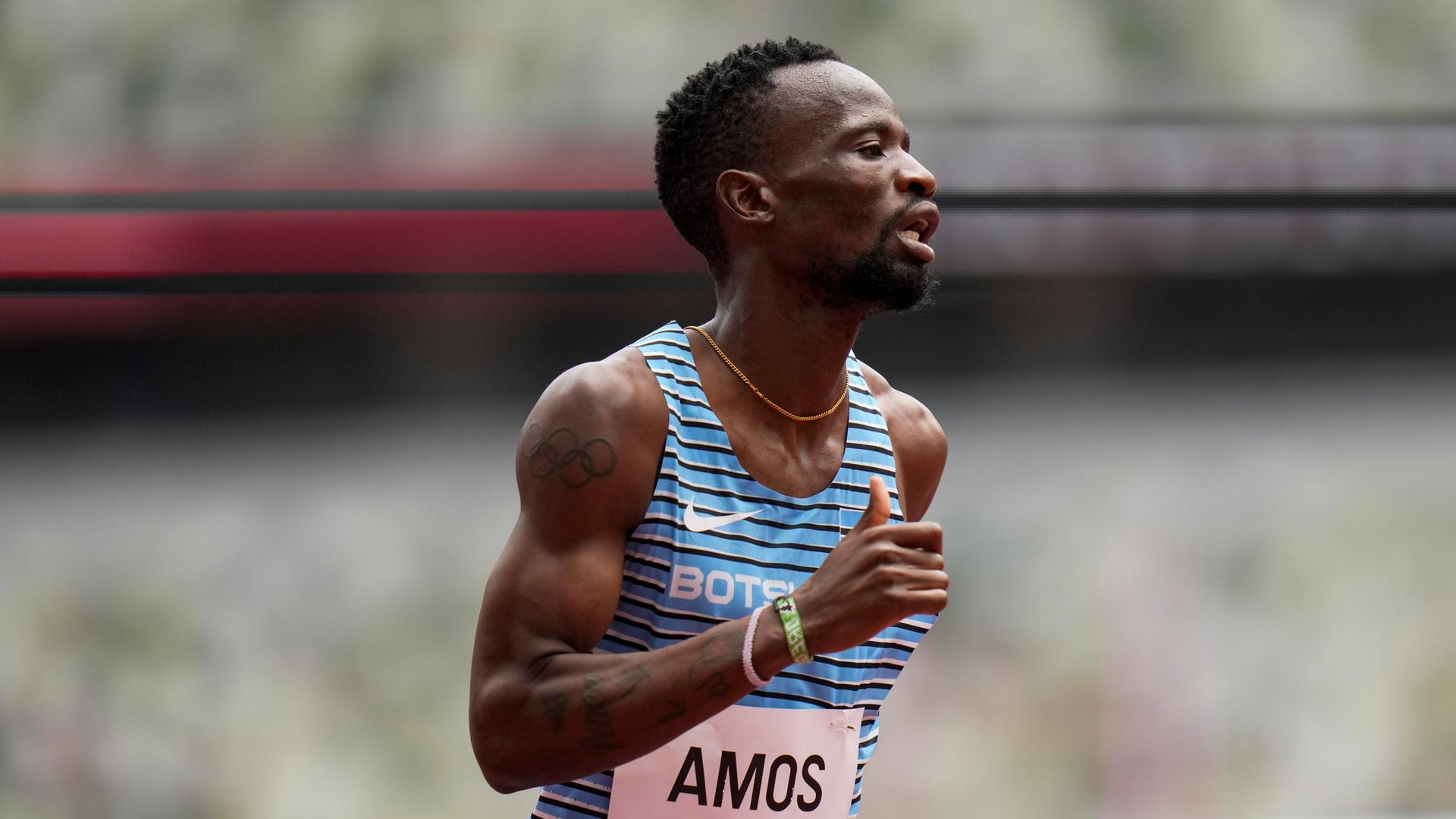 Der Läufer Nijel Amos aus Botswana bei einem Rennen bei den Olympischen Spielen 2020 in Tokio.