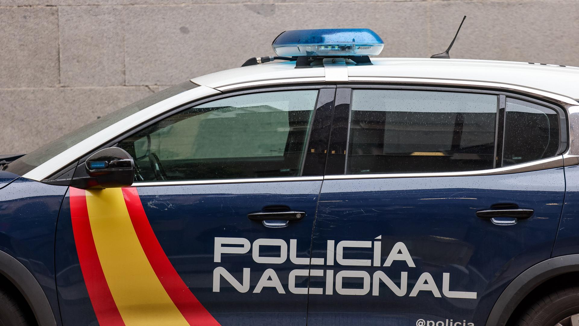 Ein Streifenwagen der Polizei Policia Nacional steht in einer Straße in Madrid.