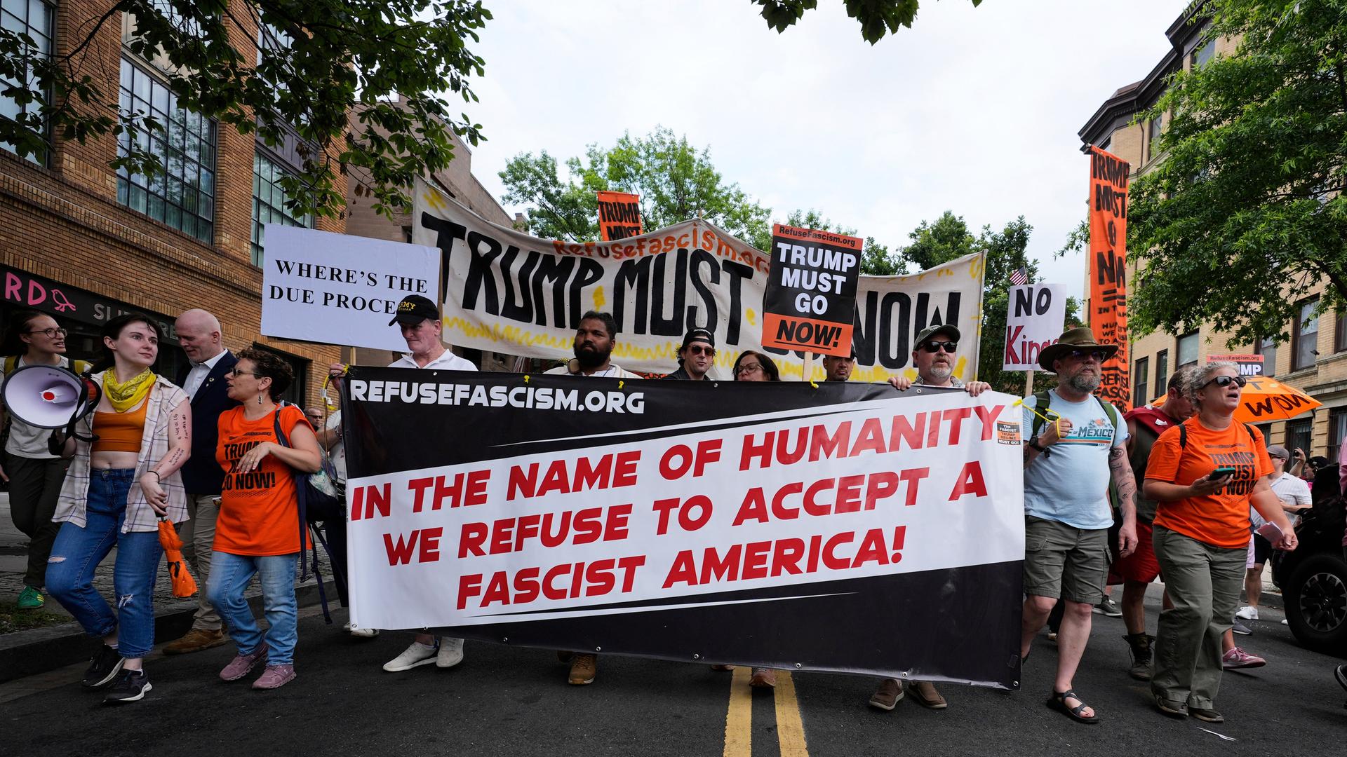 Demonstranten zeigen ein Transparent "In the name of humanity we refuse to accept a fascist America!"