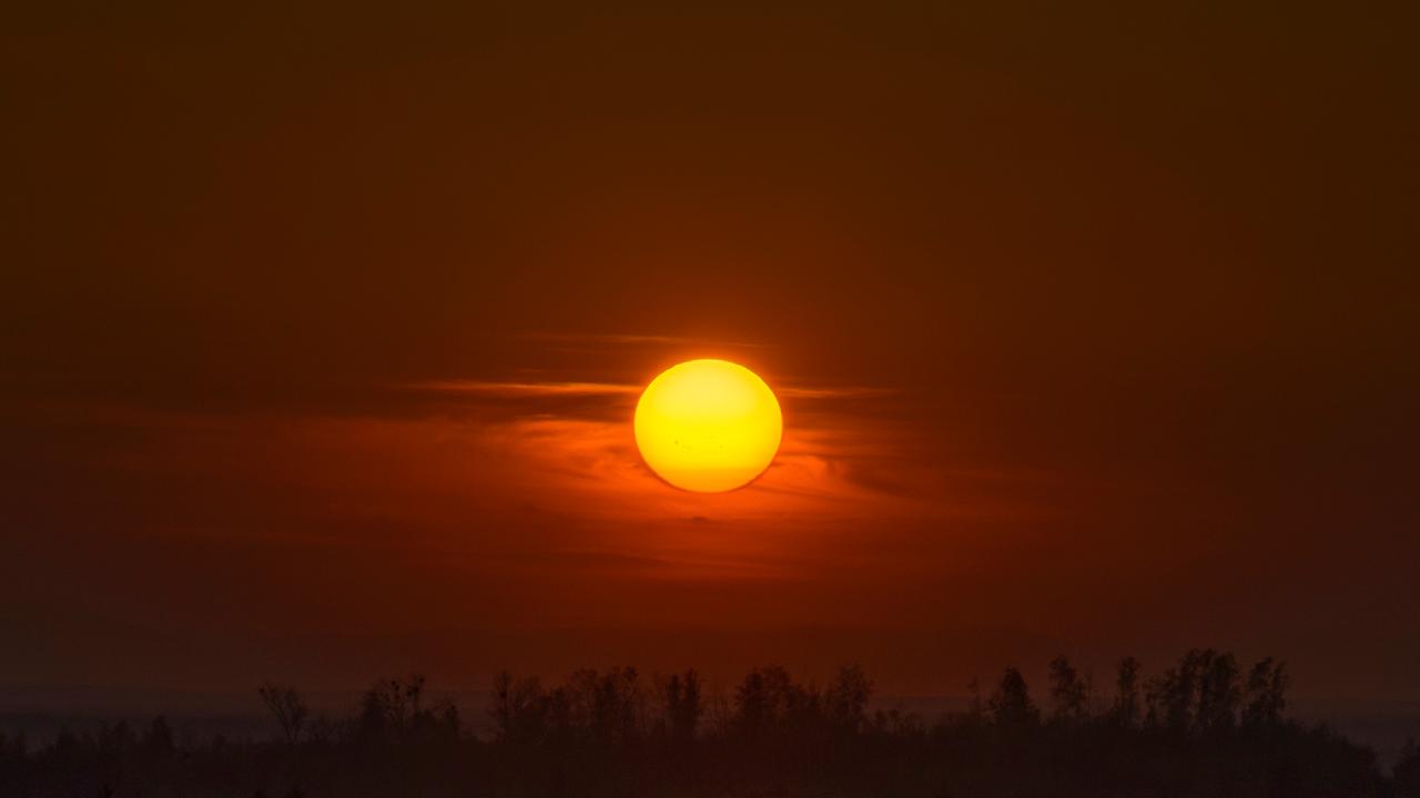 Glühende Sonne im Sonnenuntergang