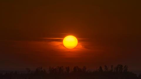 Glühende Sonne im Sonnenuntergang