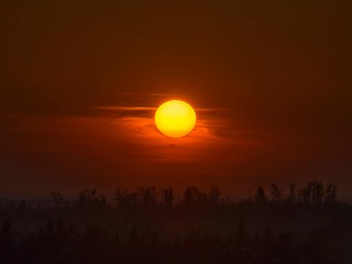 Glühende Sonne im Sonnenuntergang