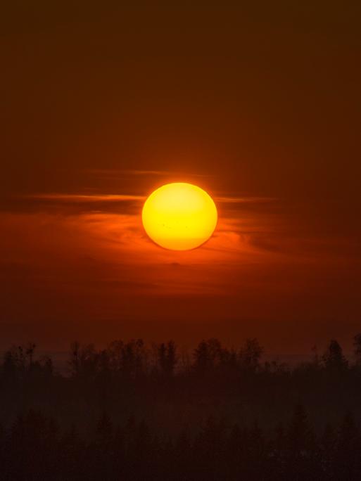 Glühende Sonne im Sonnenuntergang