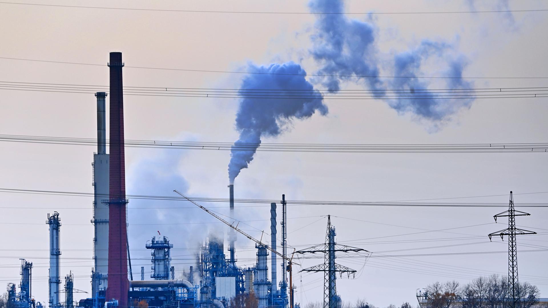 Rauch steigt aus dem Schlot einer Raffinerie auf.