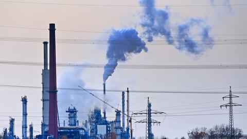 Rauch steigt aus dem Schlot einer Raffinerie auf.