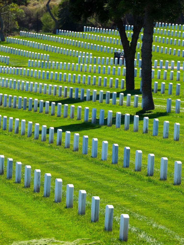 Ein Veteranenfriedhof in den USA: Viele schmale, hohe und helle Grabsteine stehen auf einer großen Rasenfläche.