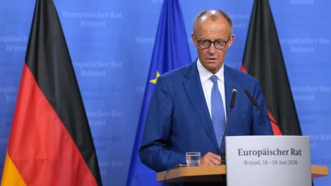 Bundeskanzler Merz spricht während einer Pressekonferenz auf dem EU-Gipfel in Brüssel.