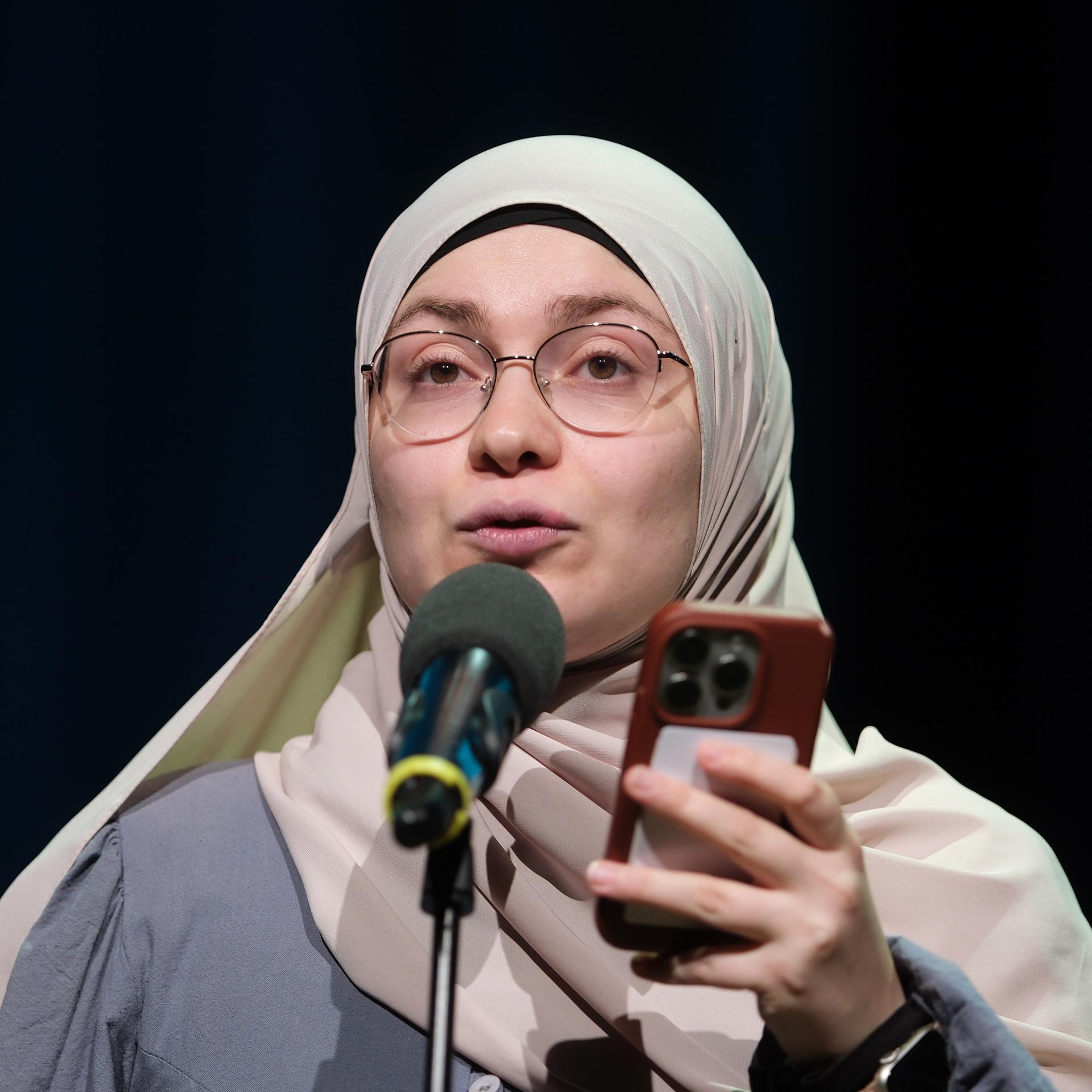 Ayse Irem gewinnt deutsche Meisterschaft im Poetry Slam