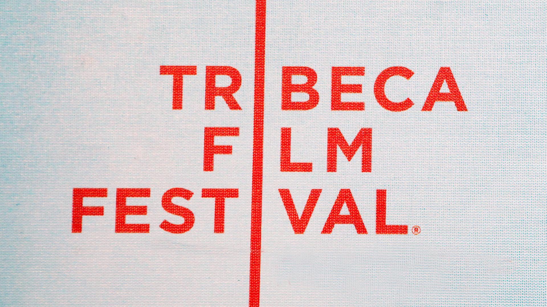 Das Tribeca Film Festival Logo in roten Lettern Das Tribeca Film Festival Logo in roten Lettern
