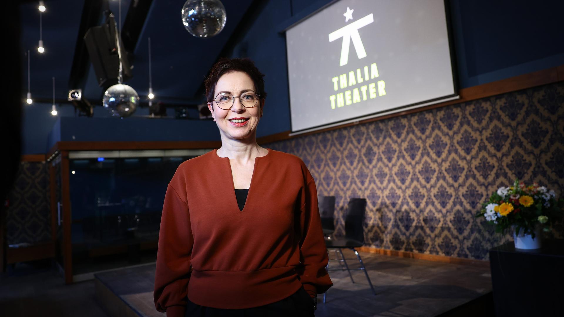 Sonja Anders lächelt nach einer Pressekonferenz im Thalia Theater. Sonja Anders lächelt nach einer Pressekonferenz im Thalia Theater.
