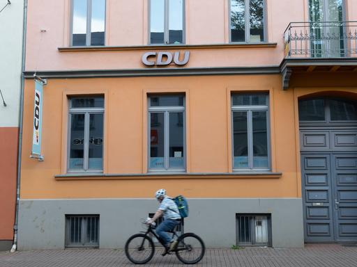 Außenansicht eines Parteibüros der Christlich-Demokratischen Union (CDU) in Schwerin, Deutschland Außenansicht eines Parteibüros der Christlich-Demokratischen Union (CDU) in Schwerin, Deutschland