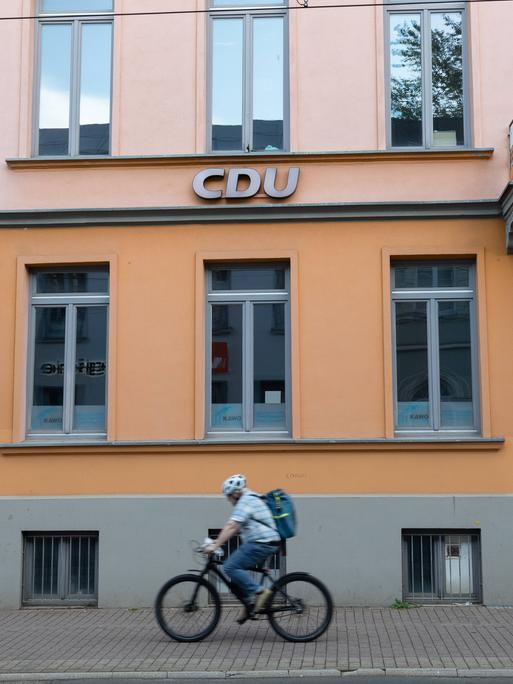 Außenansicht eines Parteibüros der Christlich-Demokratischen Union (CDU) in Schwerin, Deutschland Außenansicht eines Parteibüros der Christlich-Demokratischen Union (CDU) in Schwerin, Deutschland