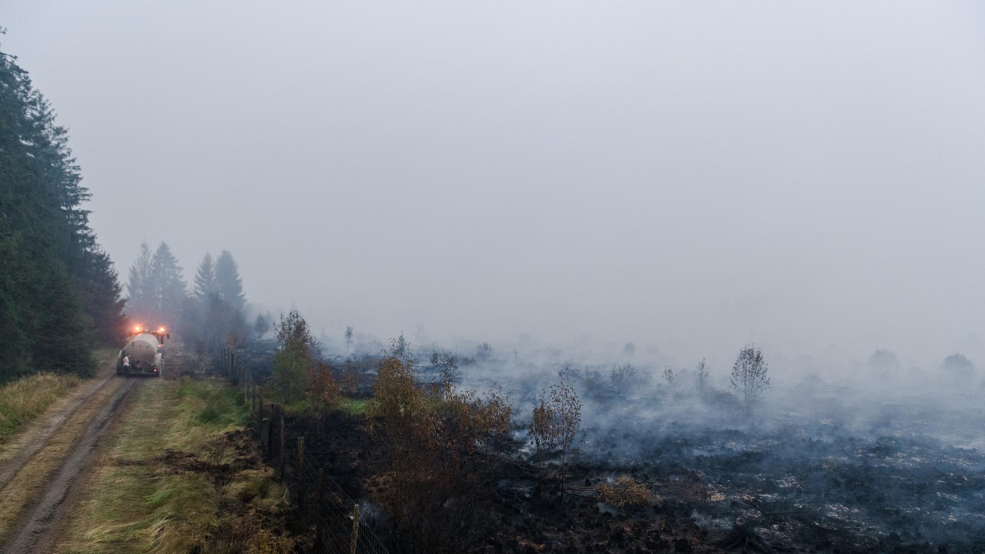 Sourbrodt: Landwirte setzen ihre Maschinen ein, um die Feuerwehrleute im Naturschutzgebiet Hohes Venn weiter gegen einen der größten Waldbrände der belgischen Geschichte zu unterstützen. 