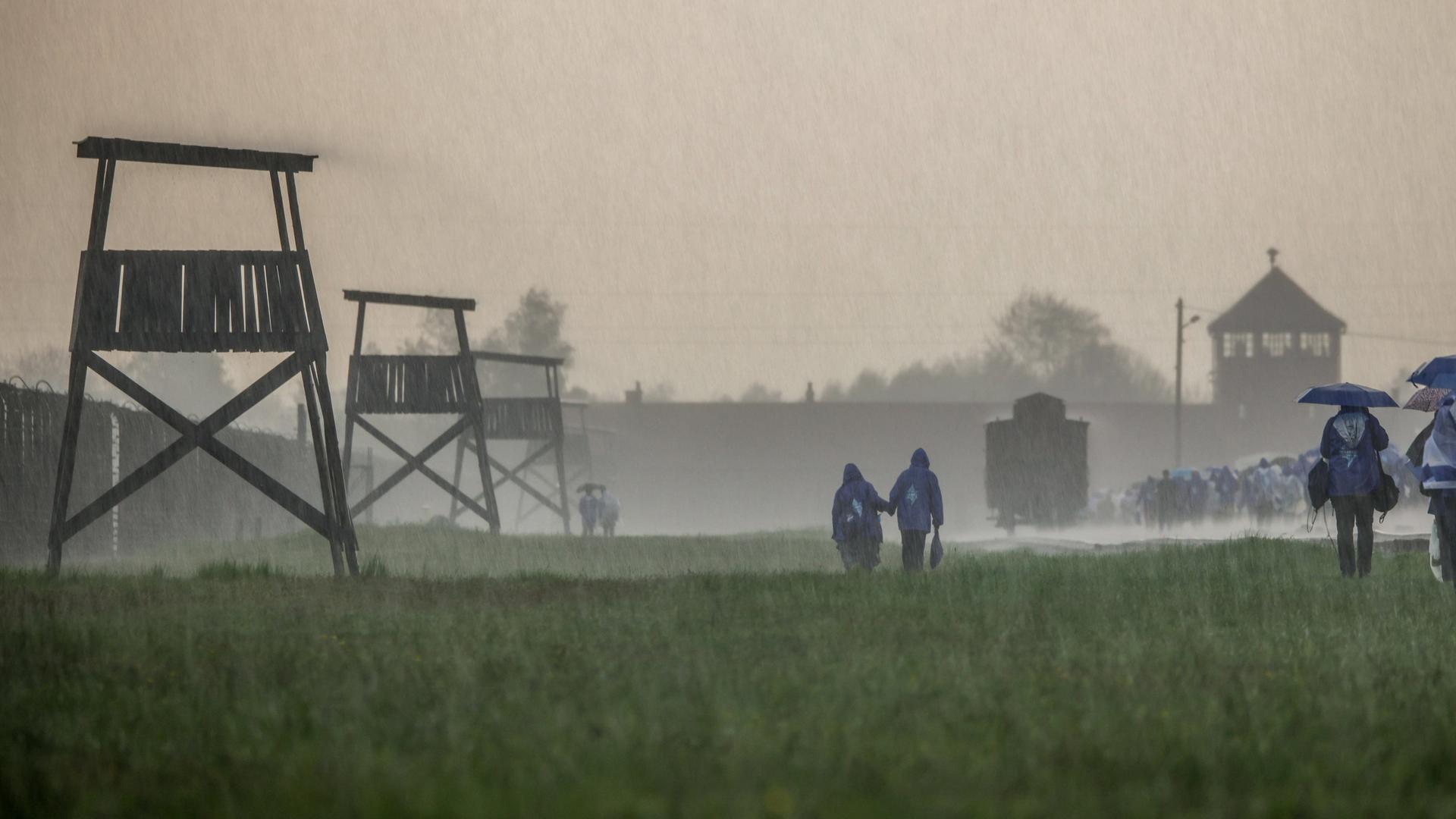 Starker Regen während des Internationalen Marsches der Lebende im ehemaligen nationalsozialistischen deutschen Konzentrations- und Vernichtungslager Auschwitz Birkenau II in Polen am 24. April 2025. Starker Regen während des Internationalen Marsches der Lebende im ehemaligen nationalsozialistischen deutschen Konzentrations- und Vernichtungslager Auschwitz Birkenau II in Polen am 24. April 2025.