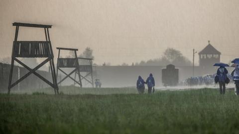 Starker Regen während des Internationalen Marsches der Lebende im ehemaligen nationalsozialistischen deutschen Konzentrations- und Vernichtungslager Auschwitz Birkenau II in Polen am 24. April 2025.