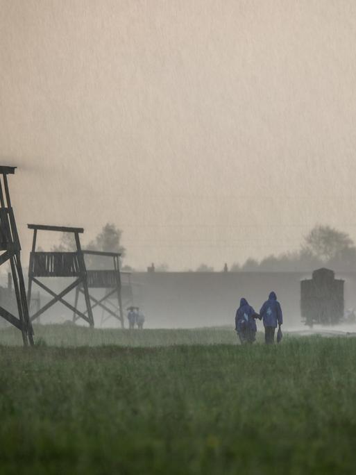Starker Regen während des Internationalen Marsches der Lebende im ehemaligen nationalsozialistischen deutschen Konzentrations- und Vernichtungslager Auschwitz Birkenau II in Polen am 24. April 2025.