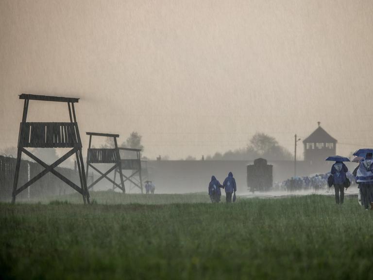 Starker Regen während des Internationalen Marsches der Lebende im ehemaligen nationalsozialistischen deutschen Konzentrations- und Vernichtungslager Auschwitz Birkenau II in Polen am 24. April 2025.