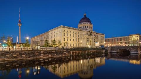 Das wiederaufgebaute Berliner Stadtschloss und der Fernsehturm bei Nacht