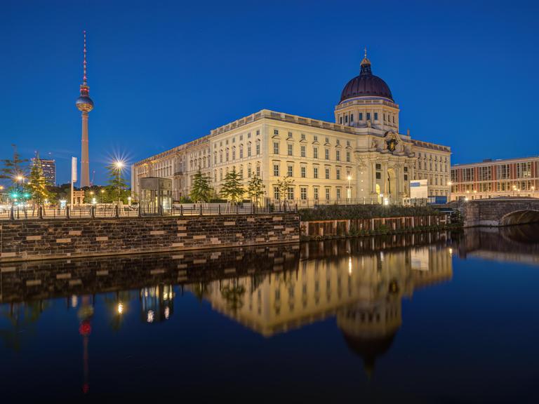 Das wiederaufgebaute Berliner Stadtschloss und der Fernsehturm bei Nacht