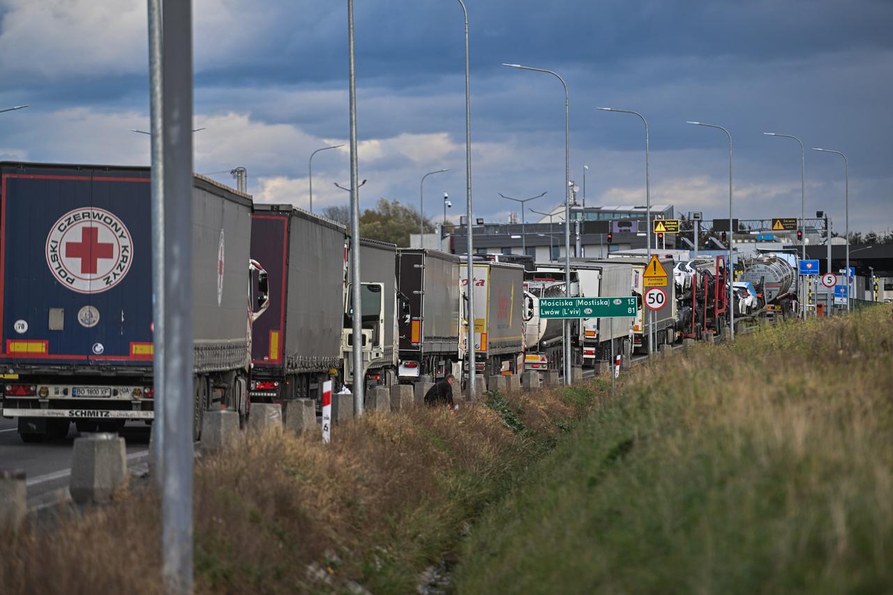 Am polnisch-ukrainischen Grenzübergang Medyka in Medyka, Polen, warten unzählige Lastwagen vor dem Zoll. 